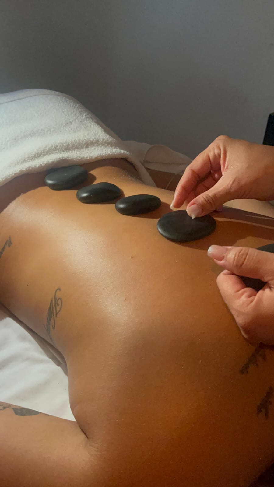 Massagem com Pedras Quentes